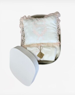 Tiny Toes Χειροποίητο Σετ Προίκας Βαμβακοσατέν σε κουτί με Κεντημένο Όνομα Ecru